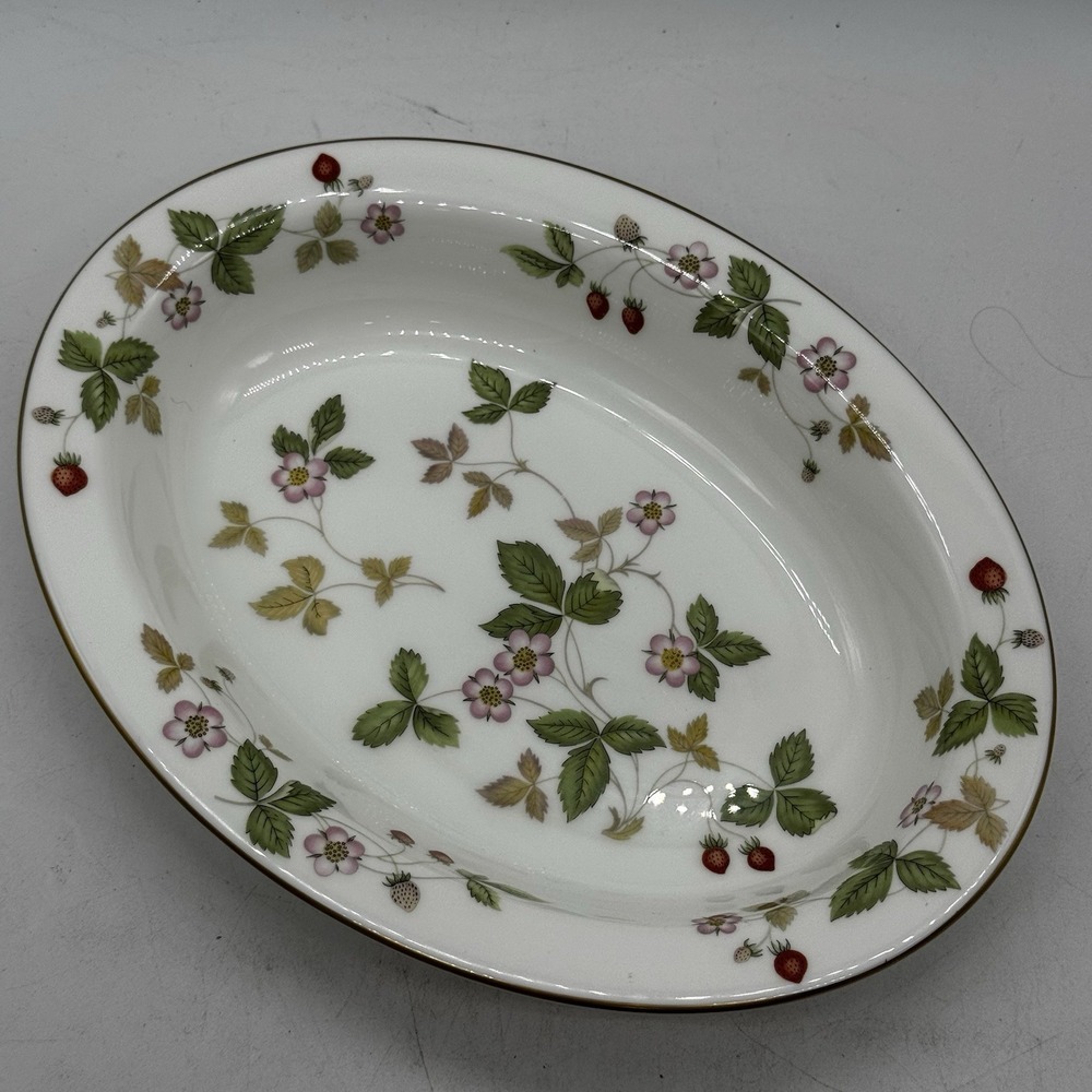 WEDGWOOD WILD STRAWBERRY Bone China 10" Oval Serving Bowl Gold Trim England 4406